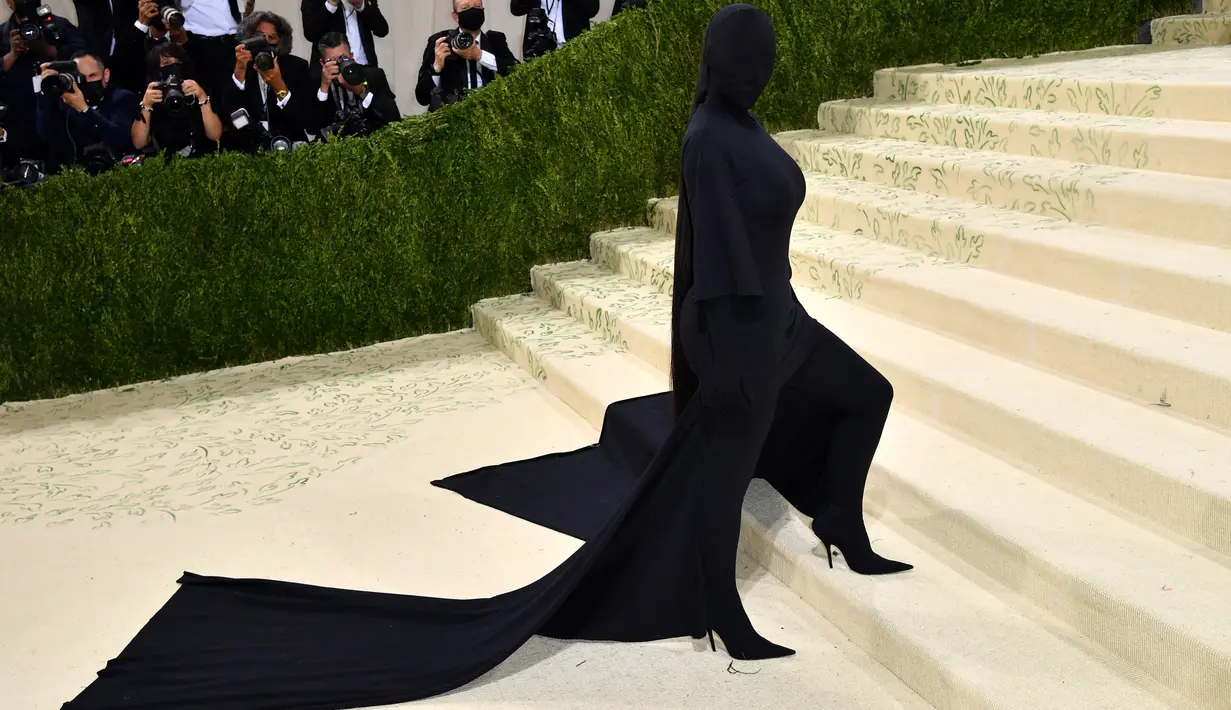 Kim Kardashian menghadiri gelaran Met Gala 2021 di Metropolitan Museum of Art, New York City, Senin (13/9/2021). Kim Kardashian selalu bisa tampil dengan gaya busana yang tak terduga. (Angela WEISS / AFP)