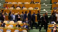Orang-orang meninggalkan tempat pidato Perdana Menteri Israel, Benjamin Netanyahu, pada Sidang ke-80 Majelis Umum Perserikatan Bangsa-Bangsa (UNGA) pada 26 September 2025 di New York City. (Alexi J. Rosenfeld/Getty Images via AFP)