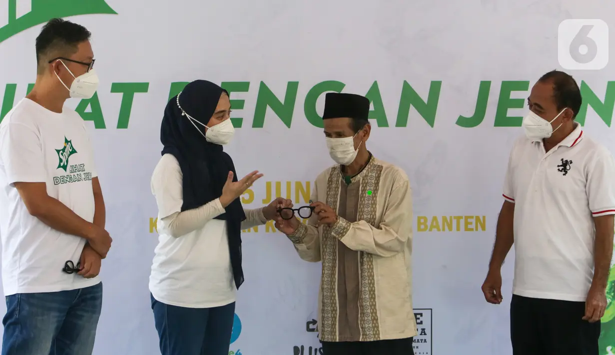 Project #LihatDenganJernih yang bekerjasama dengan Waste4Change, PlusTik dan Yayasan Sejuta Kacamata Untuk Indonesia diluncurkan pada bulan Februari 2021. Gerakan kolektif membantu meningkatkan laju daur ulang kemasan plastik di Indonesia.  (Liputan6.com/HO/Pipit)