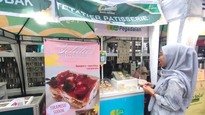<p>Lola Desty, salah satu pengunjung Festival Ramadan Pegadaian saat berburu takjil Ramadan di salah satu tenant yang digelar di Outdoor Rembang Palembang Sumsel (Liputan6.com / Nefri Inge)</p>