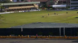 Tabung gas kosong terlihat ditempatkan dalam antrean di dekat Stadion Kriket Internasional Galle menjelang pertandingan uji kriket pertama antara Australia dan Sri Lanka di Galle, Sri Lanka, Selasa (28/6/2022). Warga Sri Lanka harus mengantre panjang demi mendapatkan elpiji untuk memasak di tengah krisis yang melanda negaranya. (AP Photo/Eranga Jayawardena)