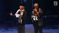 KH Mustofa Bisri atau Gus Mus bersama aktor Slamet Rahardjo membacakan puisi dalam acara doa bersama untuk Palestina di Taman Ismail Marzuki, Jakarta, Kamis (24/8). Sejumlah tokoh hadir dalam acara doa bersama untuk Palestina. (Liputan6.com/Angga Yuniar)