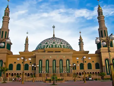 Masjid Islamic Center Samarinda di Kalimantan Timur menjadi salah satu masjid termegah di Indonesia setelah Masjid Istiqlal. Sorotan lampu pada malam hari membuat masjid ini terlihat semakin cantik. (Istimewa)