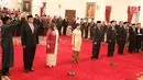 Anggota Dewan Kehormatan Penyelenggara Pemilu (DKPP) periode 2017-2022 mengikuti prosesi pengucapan sumpah jabatan anggota DKPP di Istana Negara, Jakarta, Senin (12/6). Pelantikan dipimpin langsung oleh Presiden Jokowi. (Liputan6.com/Angga Yuniar)