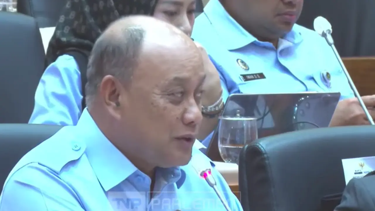 Kepala Badan Gizi Nasional (BGN) Dadan Hindayana saat mengikuti Rapat Kerja bersama Komisi IX DPR, Rabu (12/11/2025). (Istimewa)