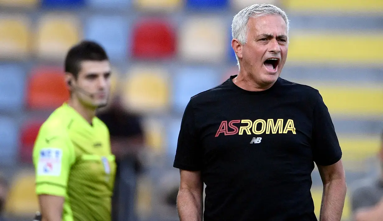 Dirinya direkrut pada Bulan Mei lalu setelah dipecat dari Tottenham Hotspur dan menggantikan Paulo Fonseca yang hanya mampu mengantarkan AS Roma di peringkat lima klasemen Serie A. Selain itu, AS Roma juga sudah tiga kali musim absen di Liga Champions. (Foto: AFP/Filippo Monteforte)