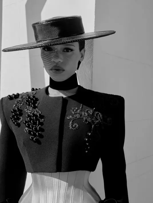 Menghadirkan kesan klasik, dengan blazer disertai aksen bordir dan topi bergaya Inggris, penampilannya sukses hadirkan kesan bak bangsawan. [Foto: Instagram/ Taylor Russell]