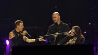 Gary Cherone (kiri) bersama Dino Jelusic (kanan) dan Ahmad Dhani saat menyanyikan "More Than Words" di Konser Dewa 19 All Stars 2.0 di SUGBK, Sabtu (6/9). (KapanLagi.com/Adrian)&nbsp;