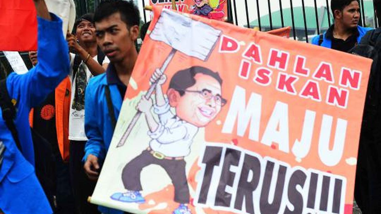 Puluhan massa gelar aksi Save BUMN di DPR