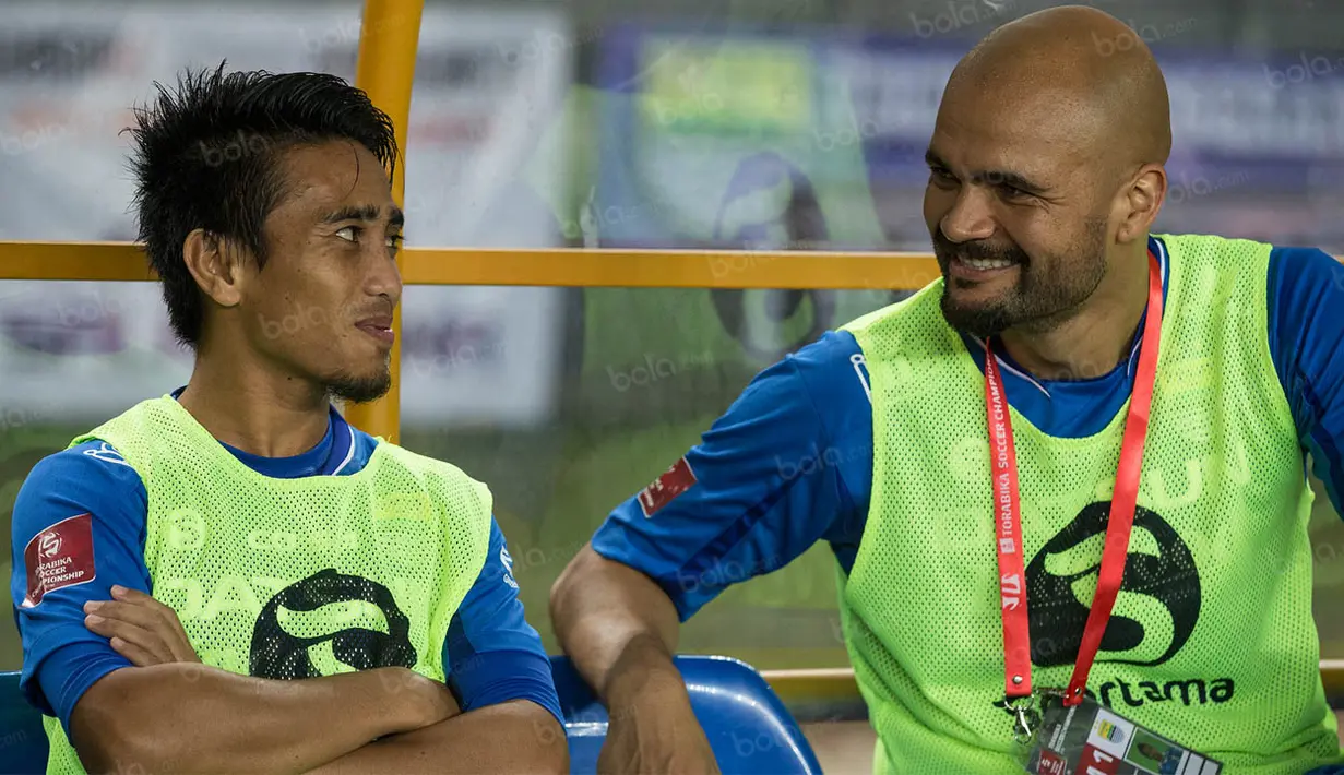 Pada laga melawan Madura United, pelatih Persib, Dejan Antonic, menjadikan Sergio van Dijk cadangan. Selama menunggu kesempatan bermain, mantan bomber Brisbane Roar itu tampak asyik bercengkrama dengan pemain lain. (Bola.com/Vitalis Yogi Trisna)