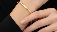 9 Model Gelang Emas Simpel Bangle Tipis Bernilai Tinggi untuk Gaya dan Investasi