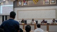 Wali Kota Medan, Bobby Nasution, langsung memimpin rapat dengan sejumlah pimpinan Organisasi Perangkat Daerah (OPD) terkait di Balai Kota Medan untuk menyikapi banjir, Senin (28/2/2022)