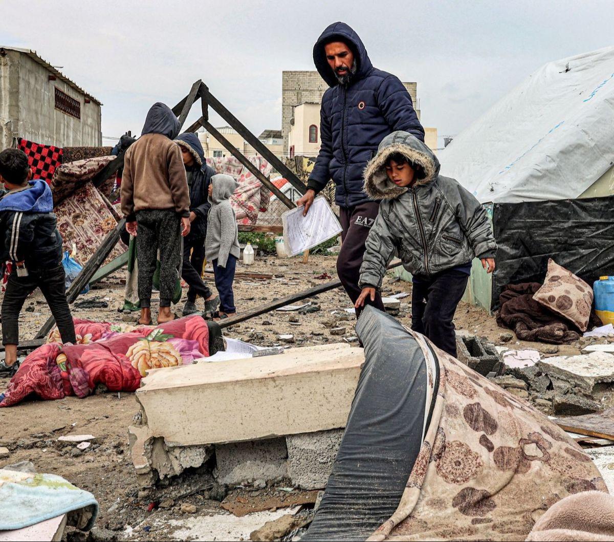 Di kota Rafah, tercatat ada 14 orang tewas dan puluhan lainnya terluka dalam serangan udara Israel yang menghantam beberapa kamp pengungsi, rumah dan apartemen.&nbsp;AFP Photo<br>