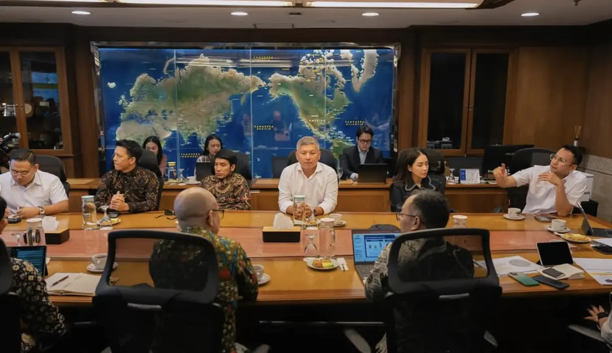 Nagita juga tampak didampingi oleh Raffi Ahmad, Gading,  Desta, dan Ariel. Rupanya pertemuan ini untuk membahas kerjasama strategis untuk membangkitkan pariwisata Indonesia.  [Foto: Instagram/ Widi Wardhana]