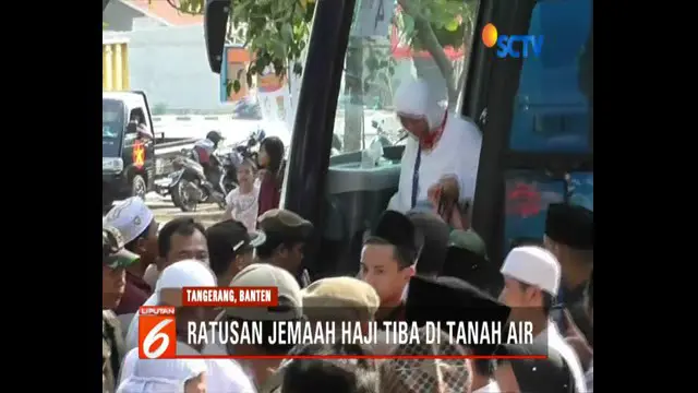 Ratusan jemaah akhirnya tiba di kantor Kementerian Agama Kabupaten Tangerang, Banten. Kedatangan jemaah disambut haru oleh pihak keluarga.