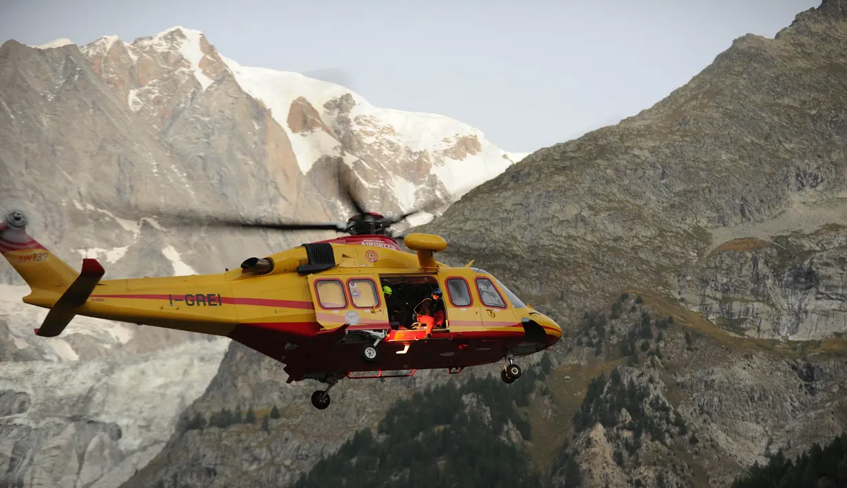 Sebuah helikopter regu penyelamat lepas landas menuju jalur Mont Blanc, Pegunungan Alpen, Kamis (8/9). Sedikitnya 33 orang terjebak semalaman di kereta gantung yang mendadak berhenti di ketinggian lebih dari 3.000 meter. (AFP PHOTO/Jean-Pierre CLATOT)