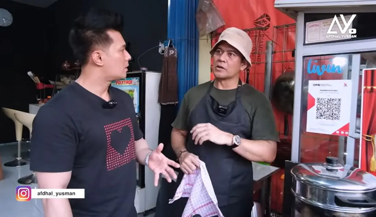 Jarang terlihat di layar kaca, aktor senior ini memutuskan jualan tahu bakso di pinggir jalan. Aris Kurniawan Yulianto namanya populer setelah bermain dalam sinetro Misteri Gunung Berapi sebagai Aji Basa Pamungkas. [Youtube/Afdhal Yusman]