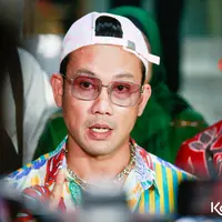 Didampingi kuasa hukumnya, Denny Sumargo resmi melaporkan Verny Hasan ke polisi. Mantan atlet basket itu didampingi kuasa hukumnya Mohamad Anwar mendatangi Polda Metro Jaya, Selasa (22/8/2023) malam. [Foto: Muhammad Akrom Sukarya/KapanLagi.com]