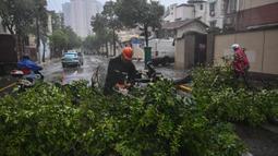 Sejumlah pohon di kota Shanghai tumbang akibat terjangan Topan Bebinca. (Hector RETAMAL/AFP)