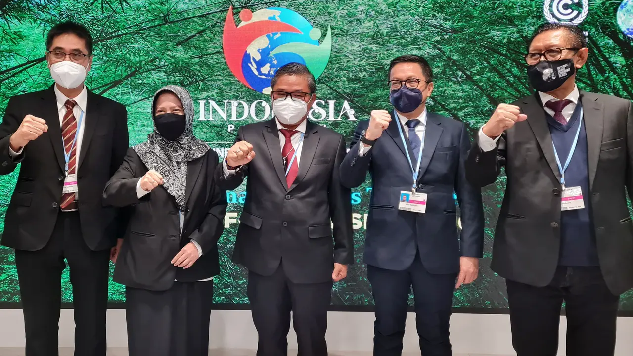 Wakil Menteri Lingkungan Hidup dan Kehutanan Alue Dohong bersama Ketua Paviliun Indonesia Agus Justianto di UNFCCC COP26 yang berlangsung di Glasgow, Skotlandia.