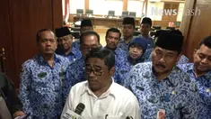 Pedagang di Pasar Tanah Abang kembali berjualan di trotoar. Pelaksana Gubernur DKI Sumarsono menilai sepinya pembeli di blok G
