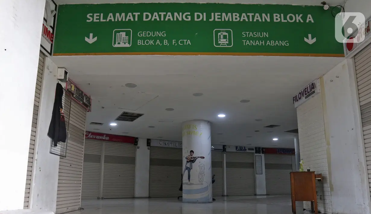 Suasana Pasar Tanah Abang yang tutup di Jakarta, Jumat (27/3/2020). Sebagai upaya pencegahan penularan virus Corona COVID-19, Perumda Pasar Jaya menutup sementara aktivitas perdagangan di Pasar Tanah Abang Blok A, B dan F terhitung 27 Maret hingga 5 April 2020. (Liputan6.com/Herman Zakharia)
