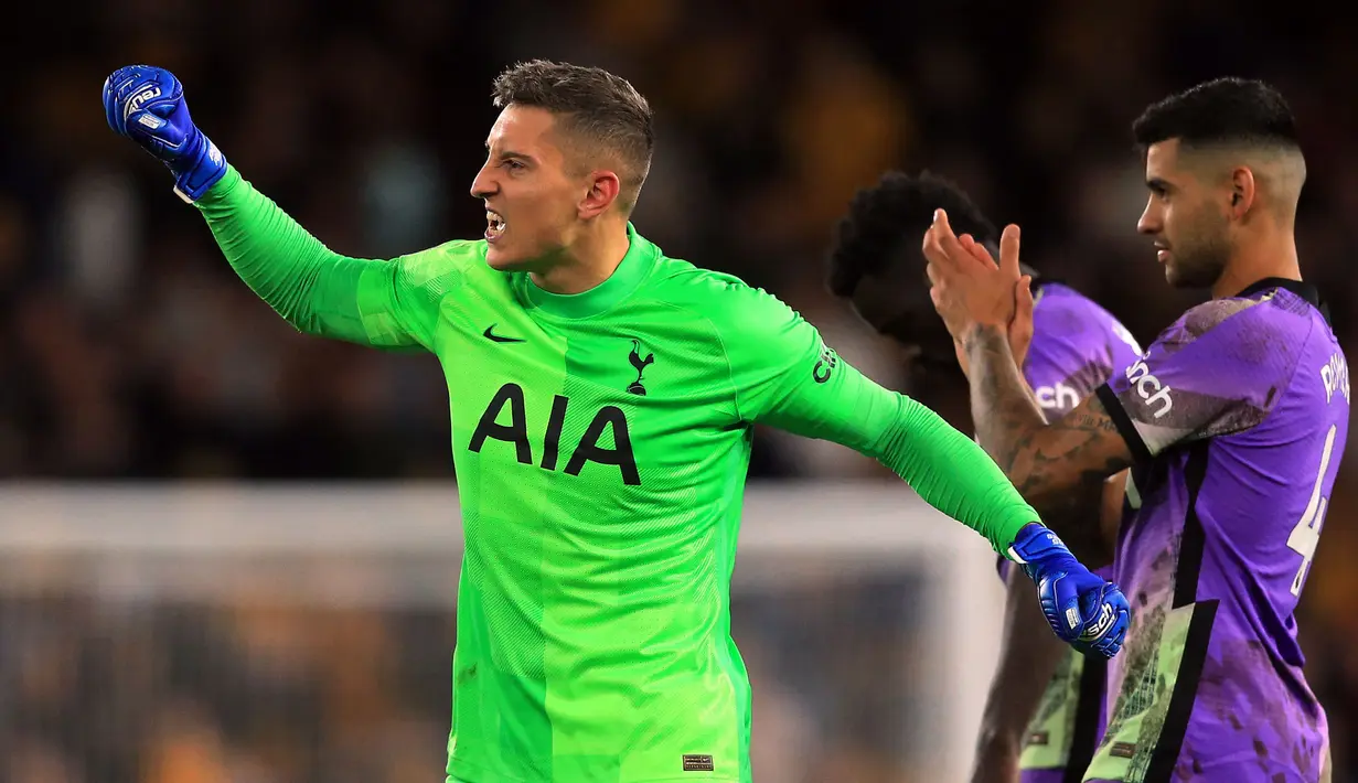 Pierluigi Gollini merupakan pemain yang dipinjam Tottenham dari Atalanta pada musim ini. Walaupun baru mendapatkan kesempatan bermain UEFA Conference dan Carabao Cup, ia mampu membuat beberapa penyelaman penting. (AFP/Lindsey Parnaby)