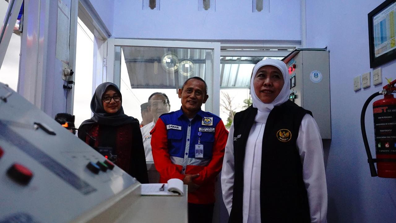 Gubernur Jawa Timimur Khofifah Indar Parawasa meninjau pos jaga kereta api di Desa Gumirih Banyuwangi (Istimewa)