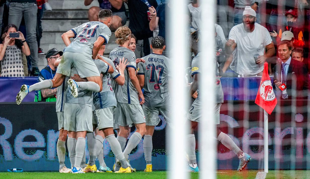Pemain RB Salzburg Noah Okafor (tengah) merayakan dengan rekan satu timnya setelah mencetak gol ke gawang AC Milan pada pertandingan sepak bola Grup E Liga Champions di Stadion Salzburg, Salzburg, Austria, 6 September 2022. Pertandingan berakhir imbang 1-1. (AP Photo/Florian Schrotter)