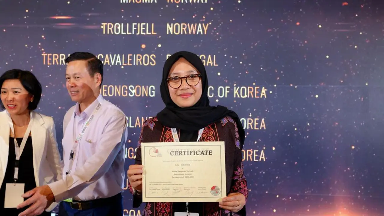 Bupati Banyuwangi Ipuk Fiestiandani menerima Piagam penetapan sebagai Global Geoparks Network  (Istimewa)