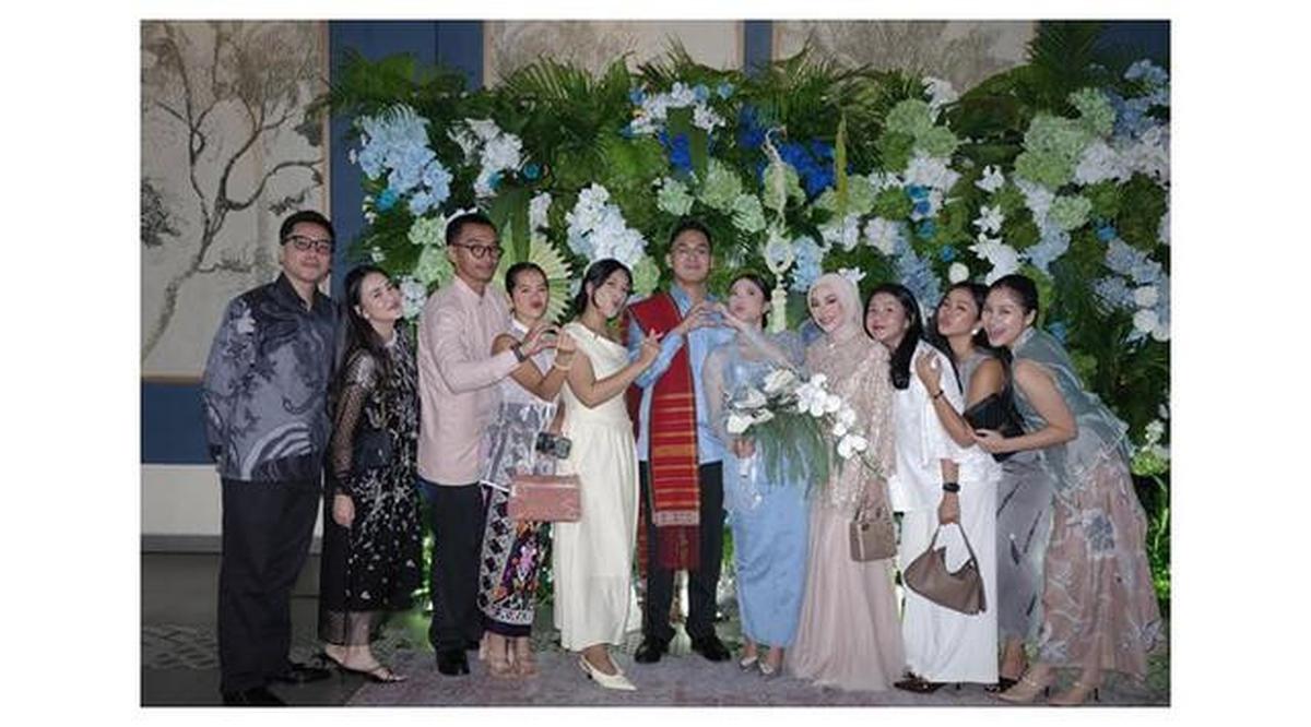 Potret Memukau Aurel Hermansyah Pakai Gamis Lace di Lamaran Adik Raditya Dika