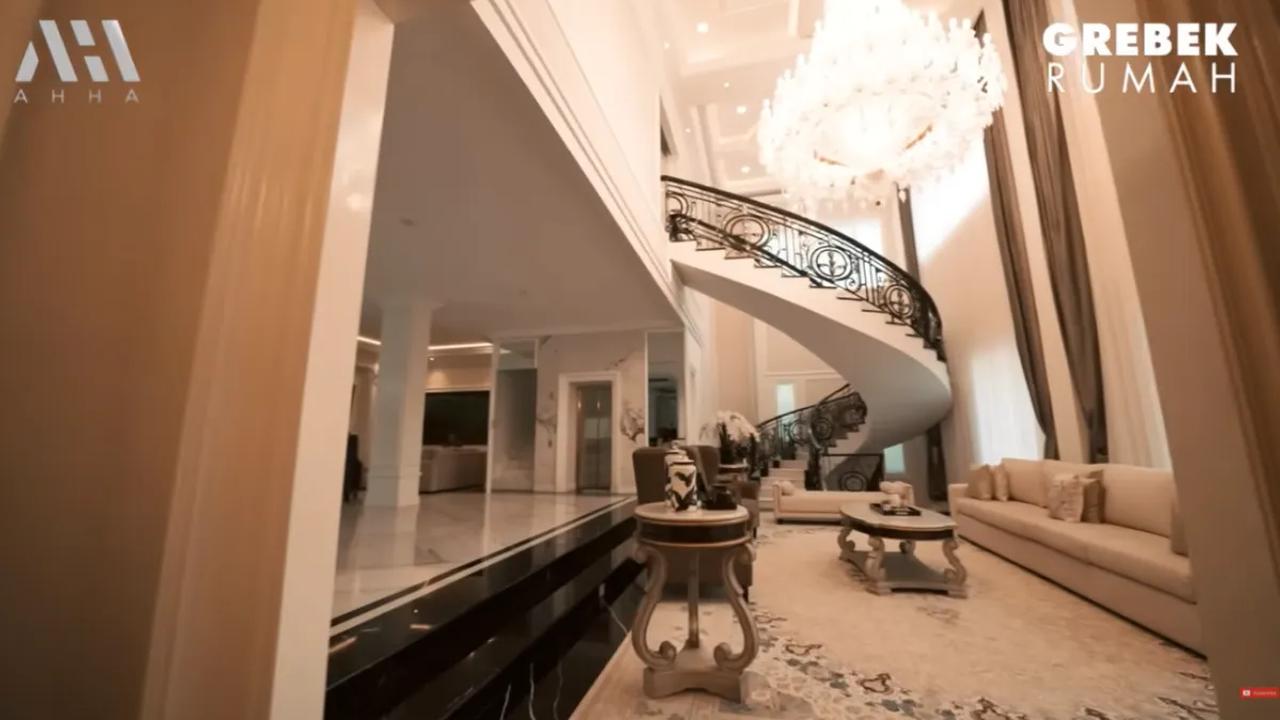 Potret ruang tamu di rumah Rizky Ananda. Tampak ada deretan sofa dan juga meja.