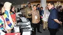 Wakil Presiden, Jusuf Kalla didampingi Ketua INASGOC, Erick Thohir berbincang dengan relawan media registrasi di Main Press Center (MPC) atau Media Center Asian Games di JCC, Jakarta, Selasa (14/8). (Liputan6.com/Fery Pradolo)