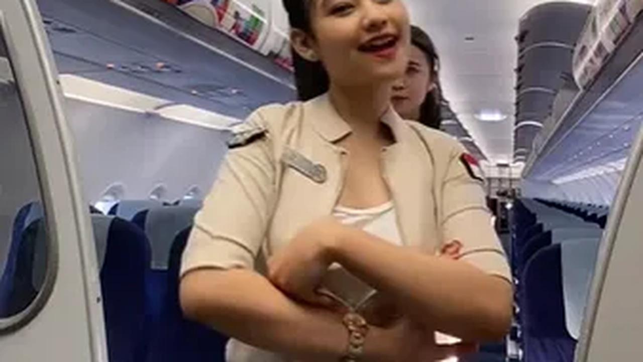 Aksi Para Pramugari Cantik Menghilangkan Jenuh di Pesawat