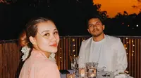 Warganet turut dibuat salah fokus dengan pantulan cahaya kamera yang soroti wajah glowing Aaliyah [@aaliyah.massaid]