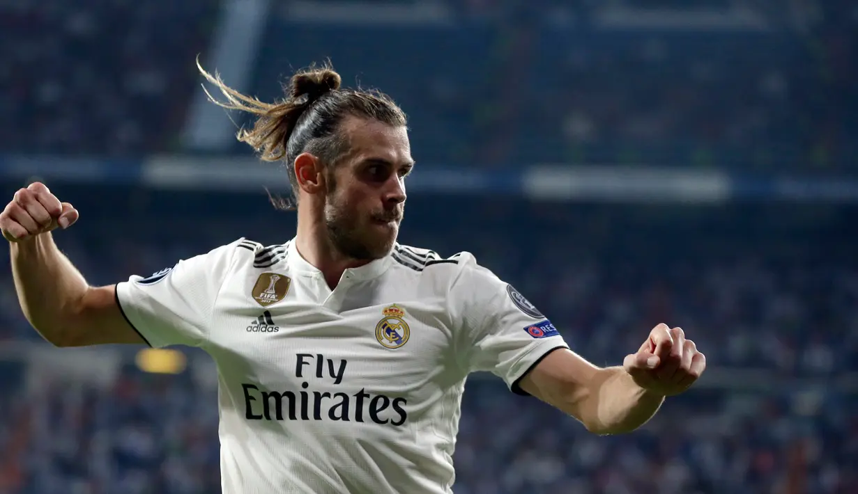 Selebrasi gelandang Real Madrid, Gareth Bale usai mencetak gol ke gawang AS Roma pada pertandingan Grup G Liga Champions di Stadion Santiago Bernabeu, Madrid, Spanyol, Rabu (19/9). Madrid membantai Roma 3-0. (AP Photo/Manu Fernandez)