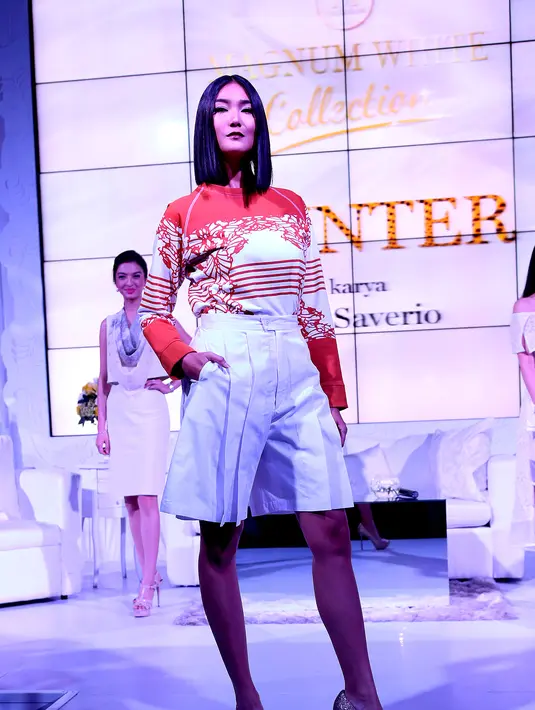 Desainer ternama Tex Saverio, membawa tema 'winter' yang diperuntukkan bagi Dominic Diyose. (Wimbarsana Kewas/Bintang.com) 