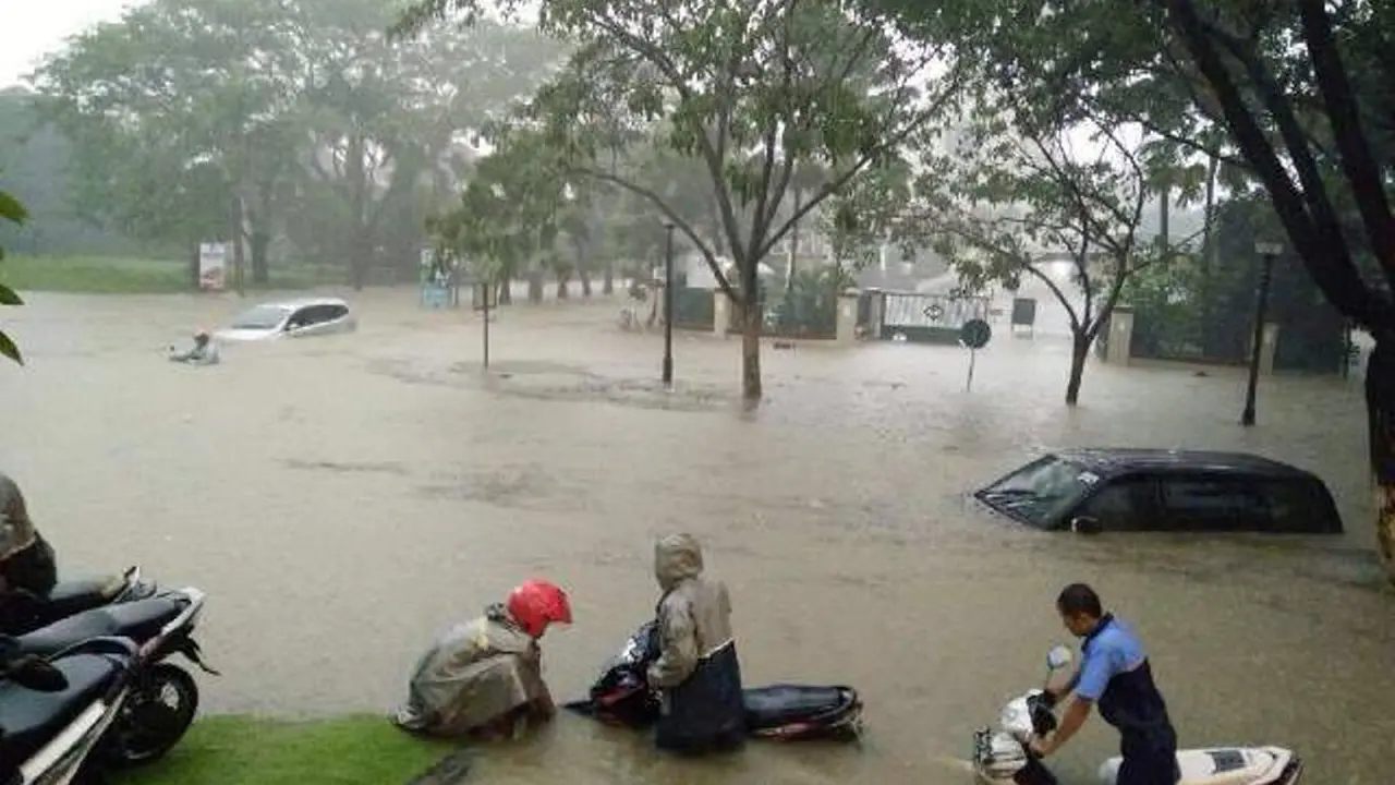 Banjir Surabaya! Netizen Geleng-geleng Kepala Lihat 3 Foto Ini