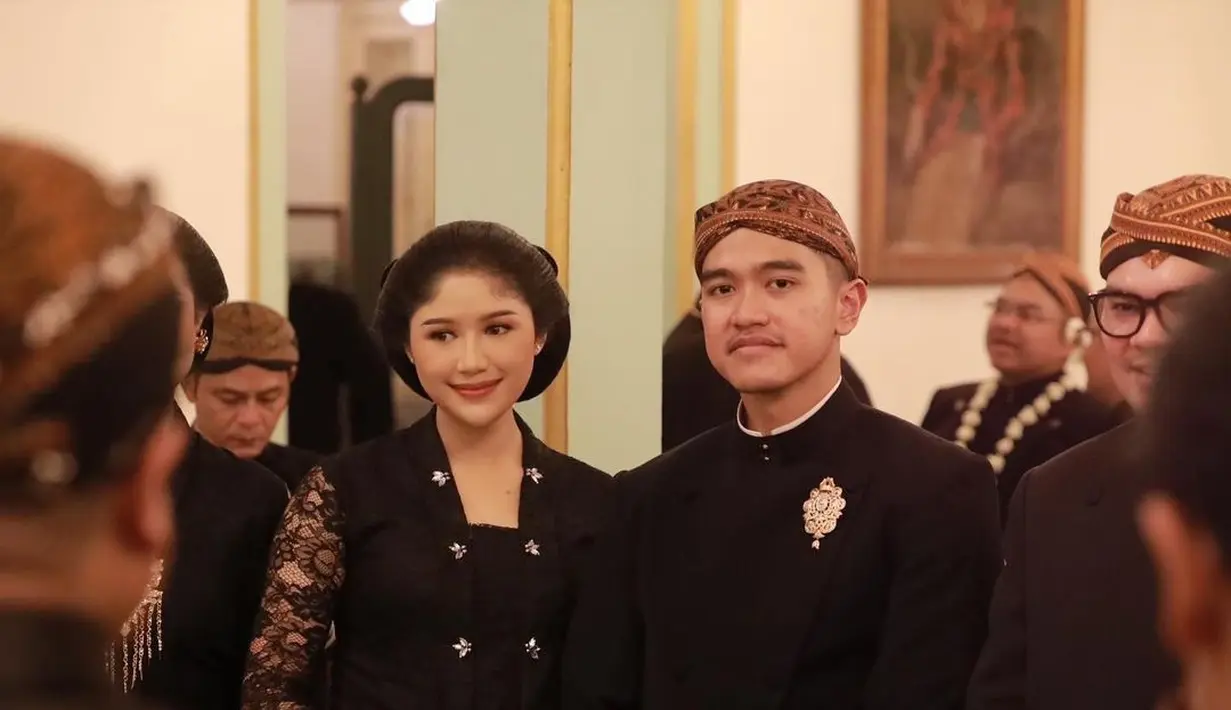 Erina Gudono tampil memesona pamer baby bumpnya yang semakin besar di kehamilan pertama, mengenakan kebaya hitam. [Foto: Instagram/erinagudono]
