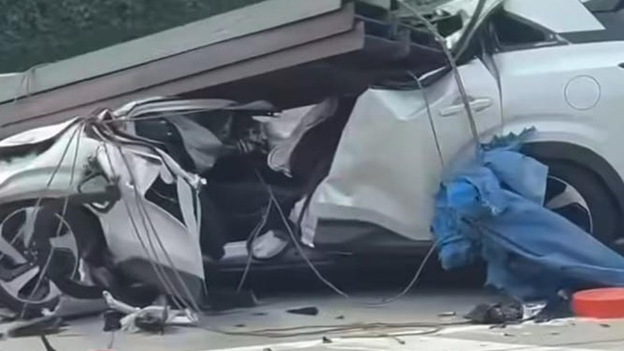 Kronologi Kecelakaan di Tol Depok-Antasari, XForce Ringsek Tertimpa Besi yang Dibawa Truk
