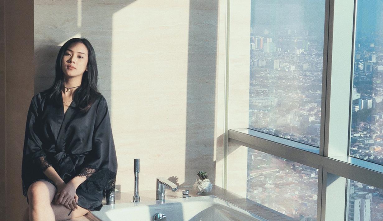 Anya yang miliki paras cantik serta tubuh sexy sering dikaitkan sebagai body goals para wanita muda. Dirinya pun terkadang menjadi inspirasi  dalam makeup maupun gaya berpakaiannya yang modis (Liputan6.com/IG/anyageraldine)