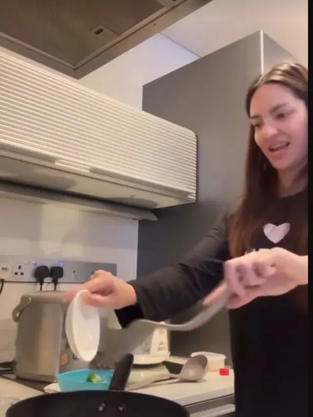 Dapur Nia Ramadhani di Singapura (Foto: Instagram @ramadhaniabakrie)
