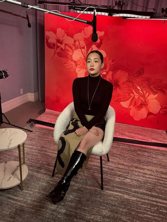 Jalani promosi drama, Kim MinHa cosplay jadi Miss Dior dengan gaya Parisian Chic [Dior]