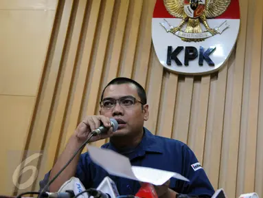 Kepala Bagian Pemberitaan dan Publikasi KPK Priharsa Nugraha saat memberi keterangan di Gedung KPK, Jakarta, Senin (11/7). KPK kembali menetapkan anggota DPRD DKI Jakarta, Mohamad Sanusi, sebagai tersangka kasus pencucian uang. (Liputan6.com/Helmi Afandi)