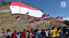 Bendera Merah Putih raksasa membentang pada perbatasan Indonesia dan Timor Leste di Kabupaten Belu, NTT.