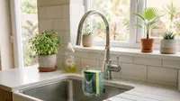 Cara Membuat Tempat Spons Cuci Piring dari Botol Bekas,  Bikin Area Wastafel Lebih Rapi