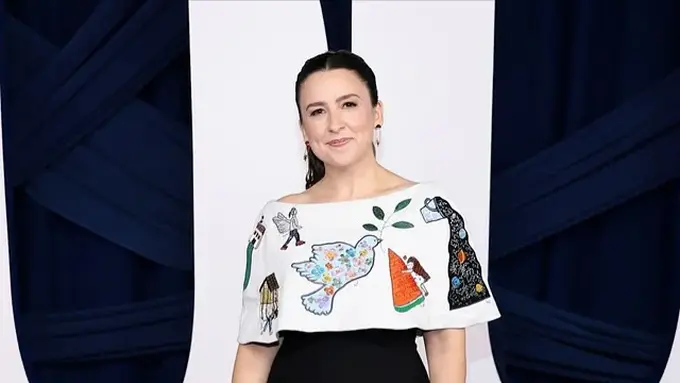 Potret YouTuber Ms. Rachel Curi Atensi Pakai Gaun Upcycle Berhias Gambar Karya Anak-anak Gaza di Glamour Women of the Year 2025