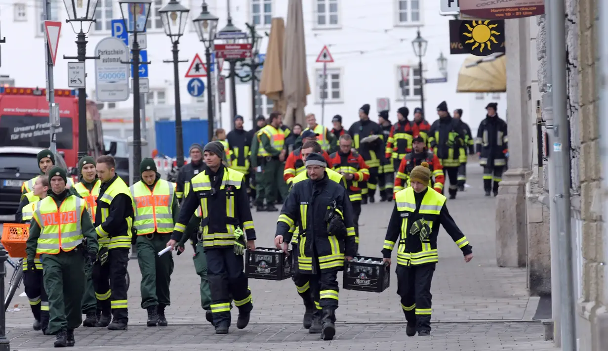 Polisi dan petugas paramedis saat evakuasi massal bertepatan pada perayaan Natal di pusat Kota Augsburg, Jerman, Minggu (25/12). Lebih dari 54.000 warga terpaksa dievakuasi setelah ditemukan bom peninggalan Perang Dunia II. (Stefan Puchner/dpa/AFP)