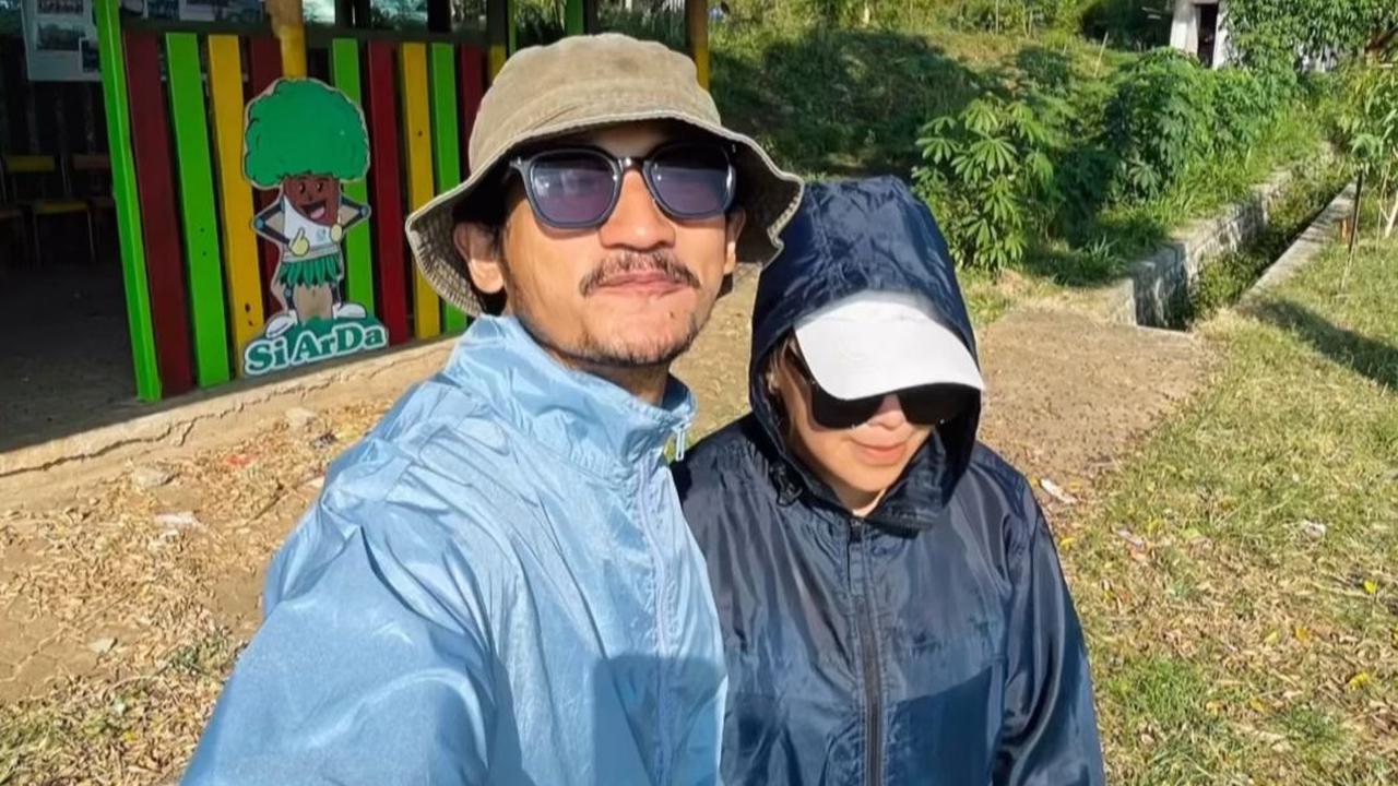 Isa Bajaj juga mengaku rutin berolahraga. Dia biasa jalan kaki keliling stadion.<br>
