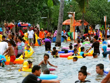 Libur Natal dan Sekolah, Taman Impian Jaya Ancol dipadati pengunjung, Jakarta, Jumat (26/12/2014). (Liputan6.com/Faisal R Syam)